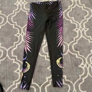 Beautiful graphic leggings dark gray size medium